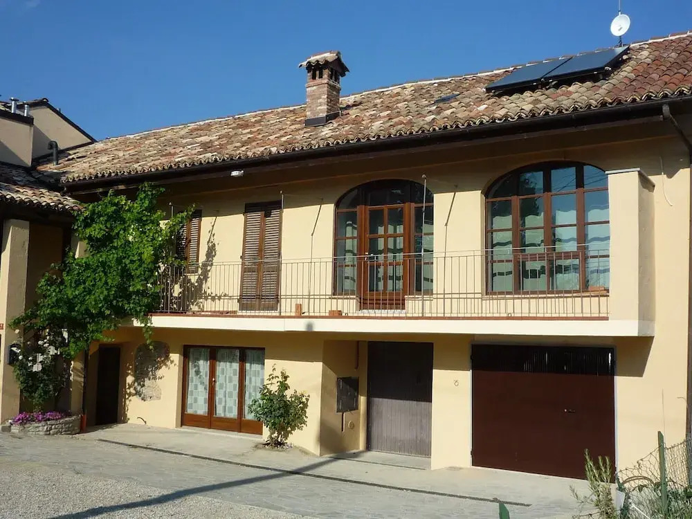 The Vigna del Parroco 2 is a House With two Apartments Located in Serralunga
