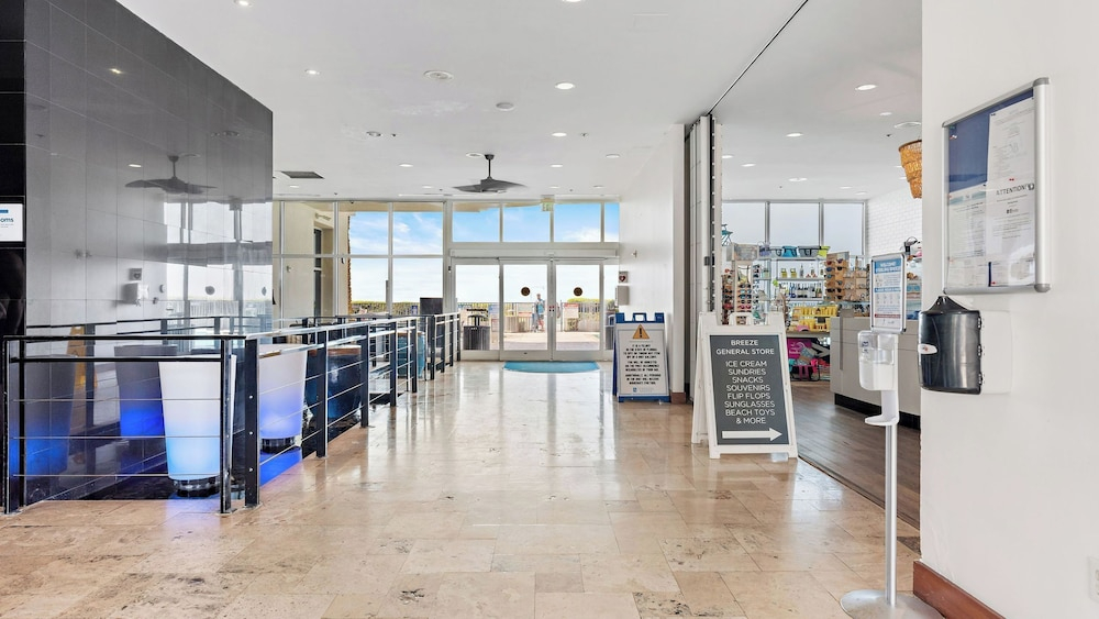 2 Beachfront Condos BBQ Balconies, Resort Pool, Hot Tub + Direct Beach Access