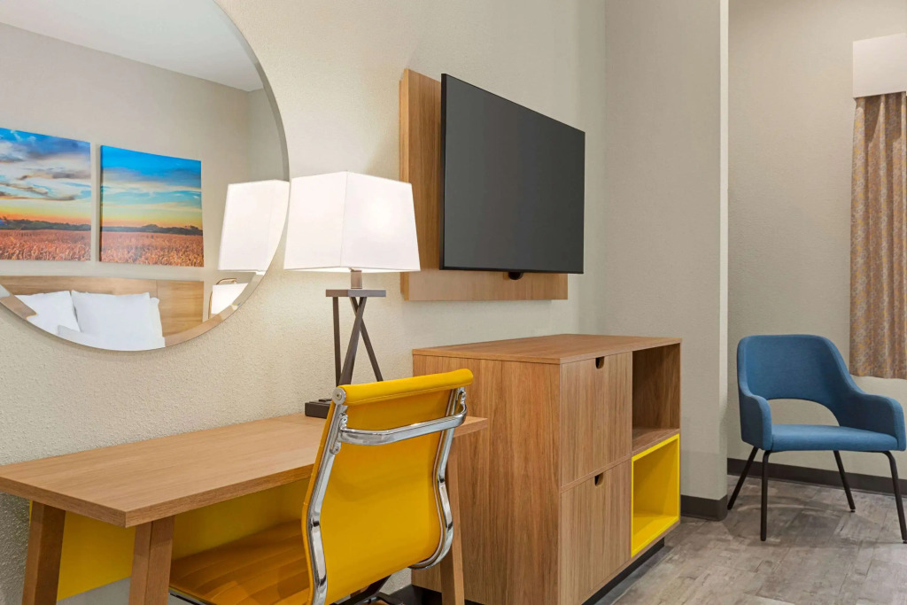 Days Inn & Suites by Wyndham Tomball Houston NW