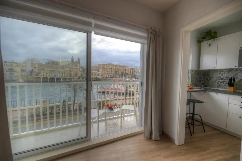 First floor studio apartment seconds from Balluta Bay IPAP1-1