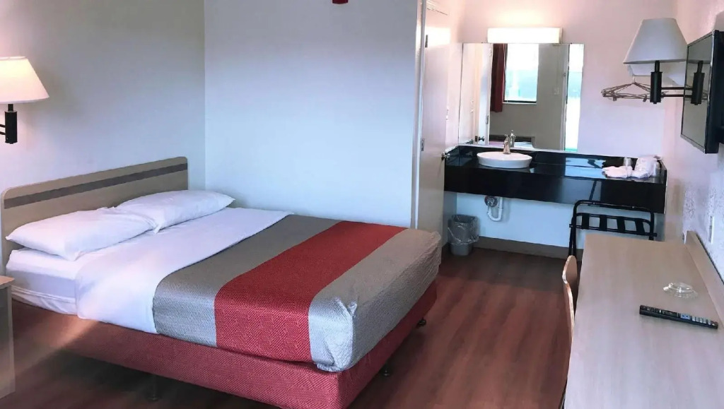 Super 6 Inn & Suites Baton Rouge