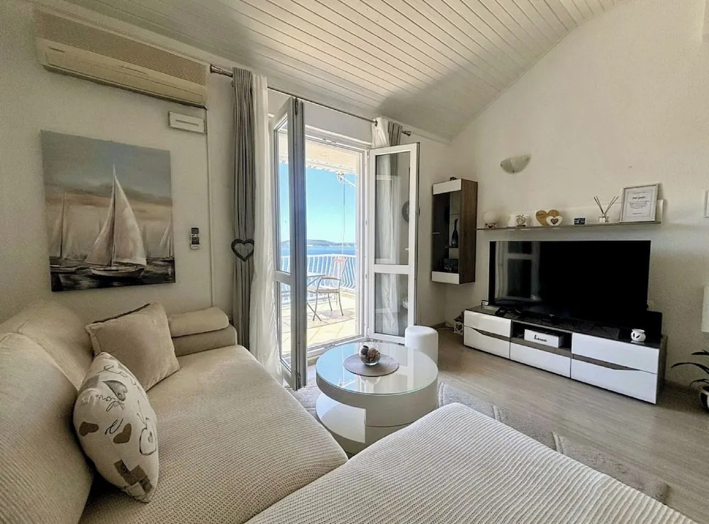 Indys Beach Apartments