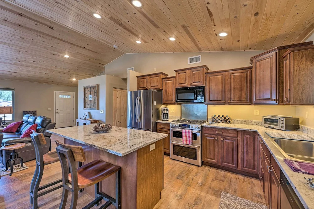 1 Mi to Rainbow Lake: Newly Built & Woodsy Retreat