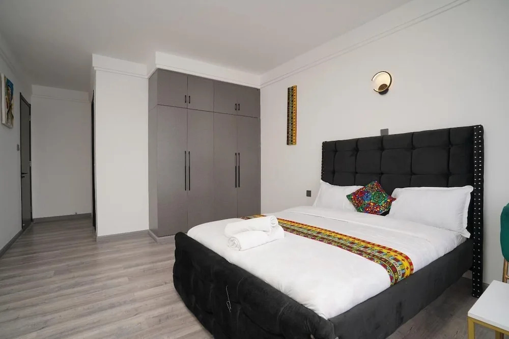 Lux Suites Platinum Oak Residency