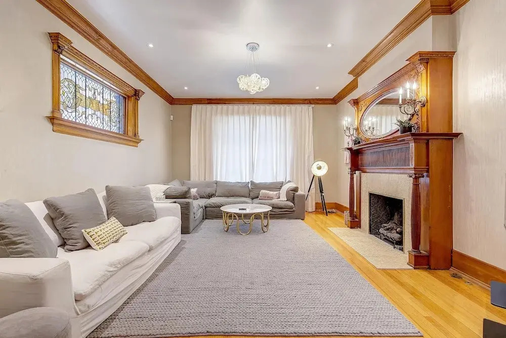 Stunning Modern Home, Prime Location Sleeps 15