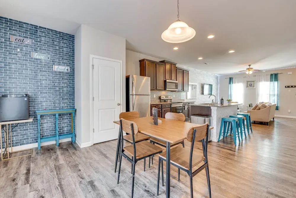 Union City Townhome: 17 Mi to Downtown Atlanta!
