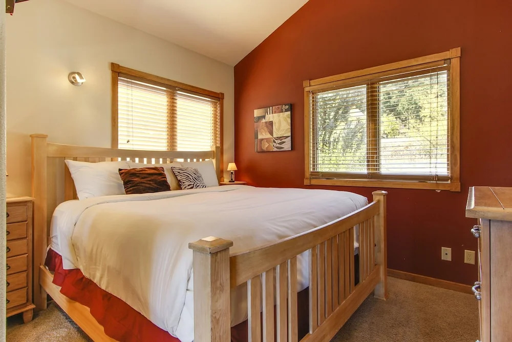The Twin Owls 21a 2 Bedroom Condo by RedAwning