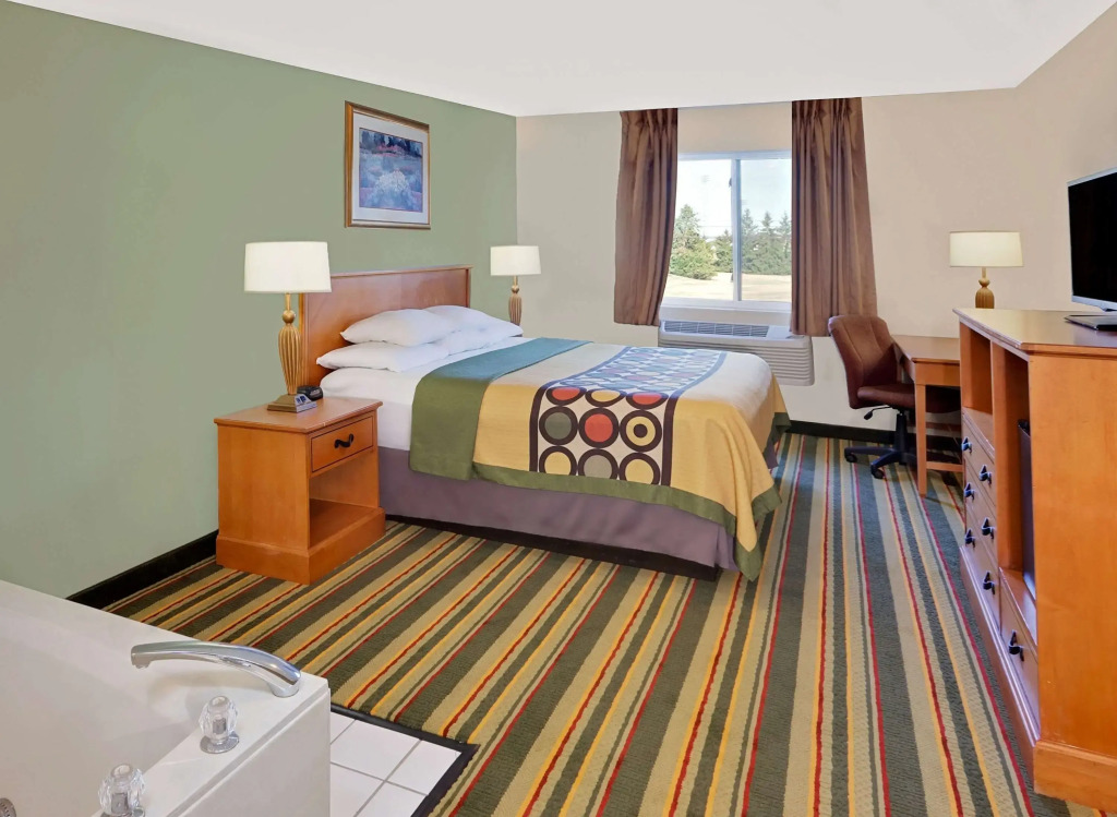 Super 8 by Wyndham Mt. Pleasant