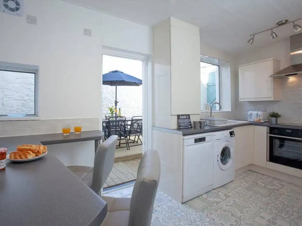 Torquay - House - Sleeps 6 - Pet Friendly