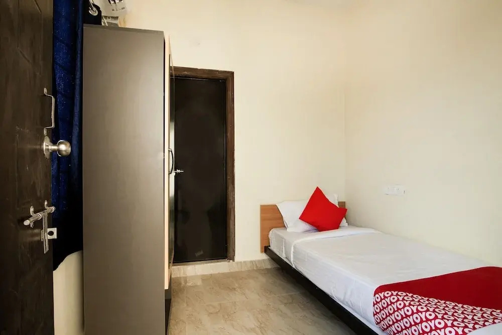 OYO 24080 Flagship Deepansh Plaza