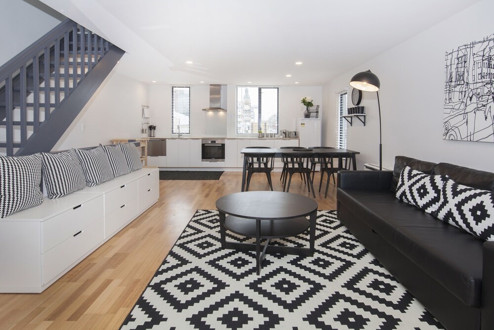 Star Struck Luxury - Inner City Townhouse