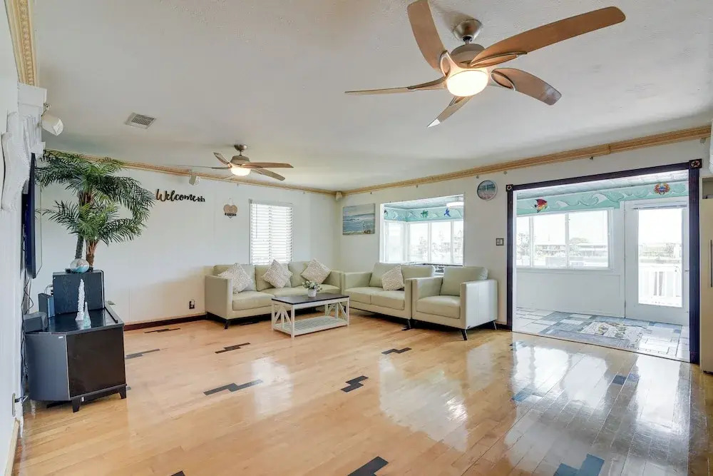 Waterfront Galveston Bay Retreat - 4 Mi to Beach!