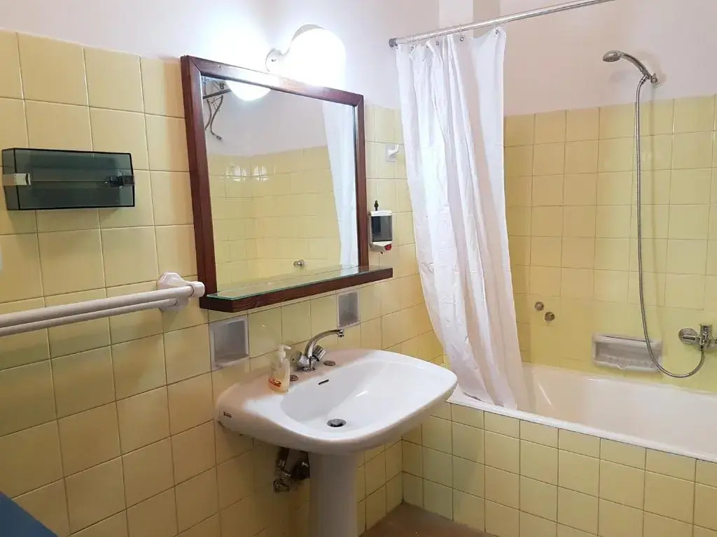 Errathens Aegean Apartment - Athens Center, 5 BD, 2 BATH