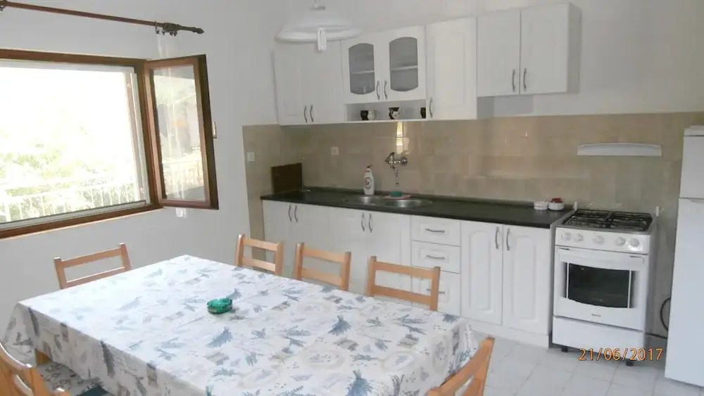 Apartment With 3 Bedrooms in Gdinj, With Enclosed Garden - 50 m From t