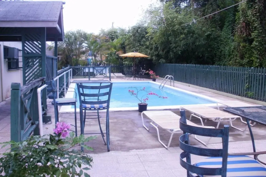 Pineapple Court Hotel