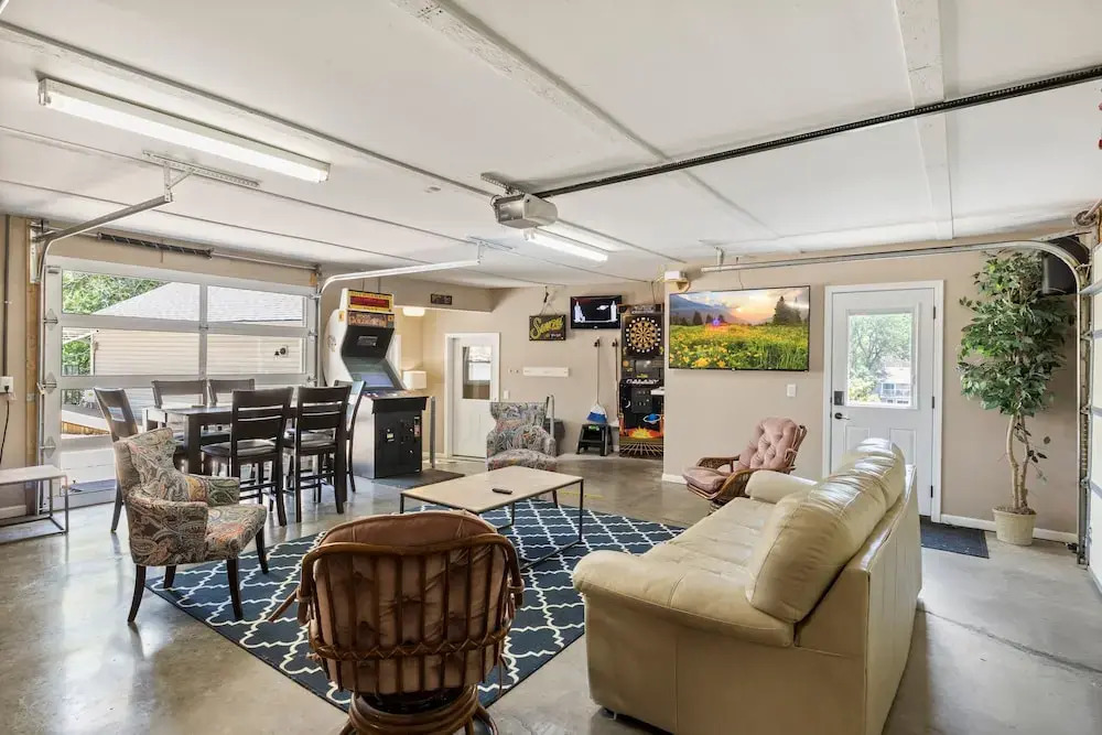 Amazing Game Room With Dock Tram to Huge Dock - Great For Families
