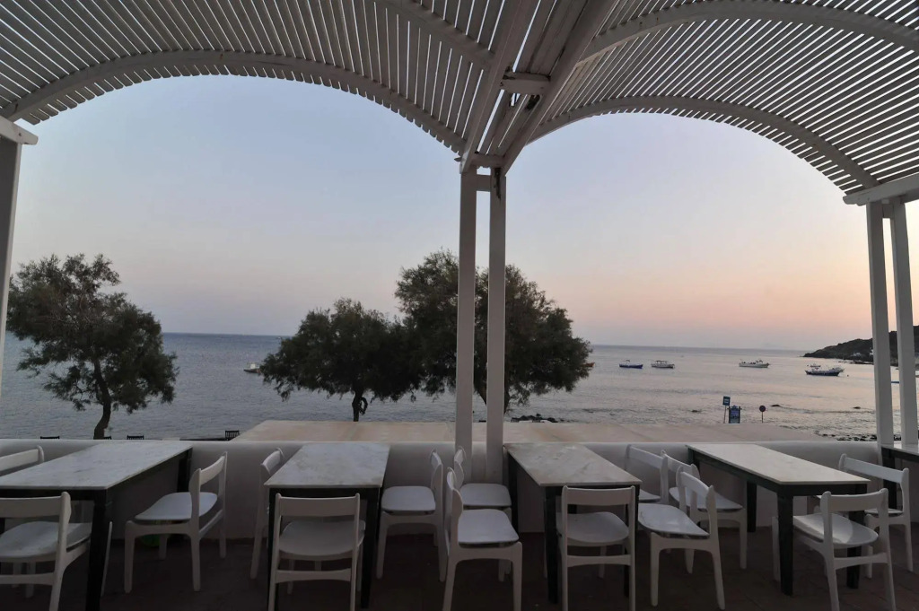 Akrotiri Hotel