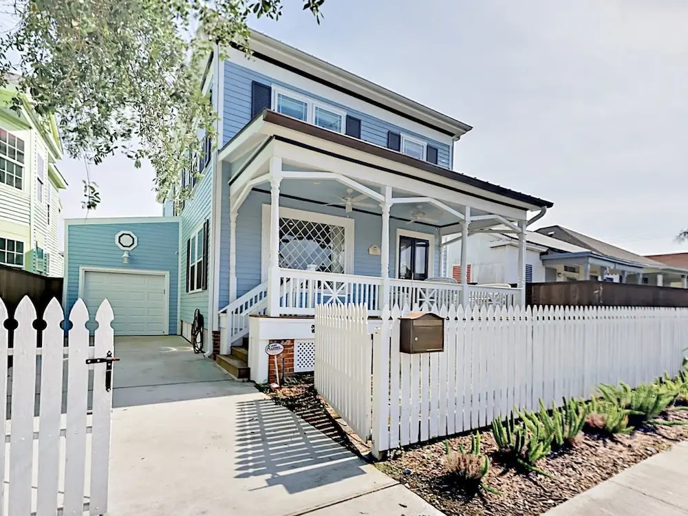 2611 Avenue Q Home 3 Bedrooms 2.5 Bathrooms Home