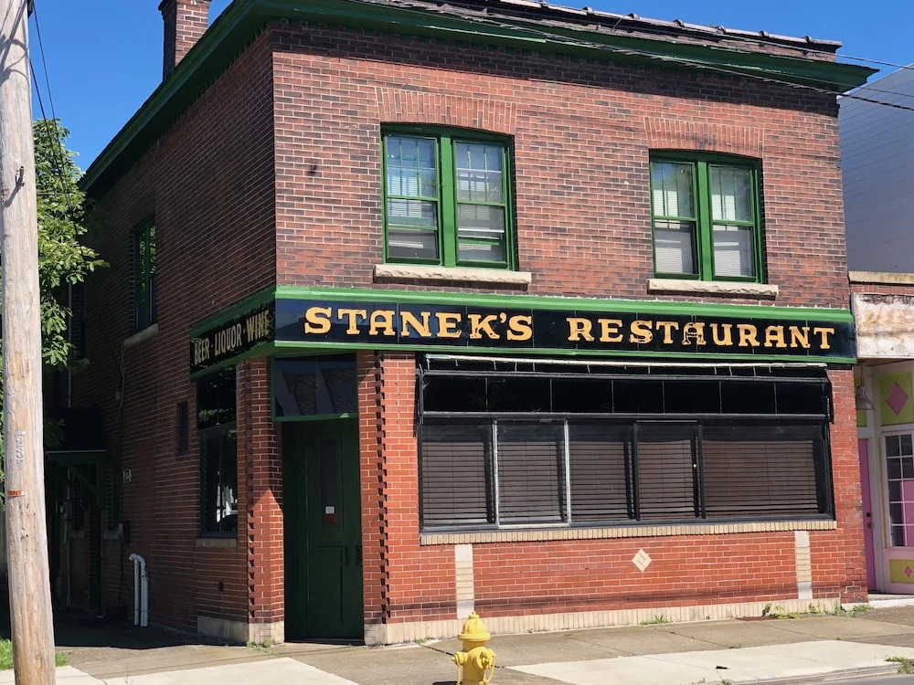 The Pub with Private Yard & Parking, Near the Falls & Casino by Niagara Hospitality