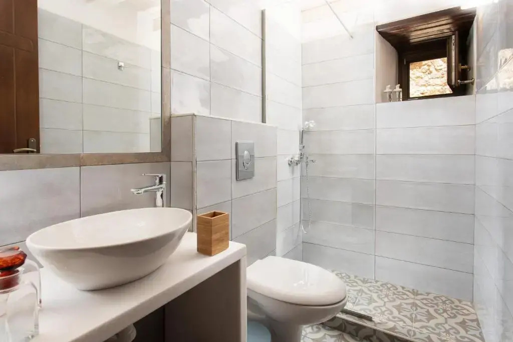 Myrsinis Castle House - Comfortable Residence with Large Balcony & Sea View