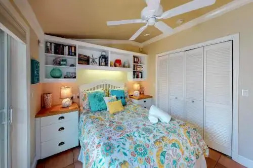 Palm Isle 3204 by RedAwning