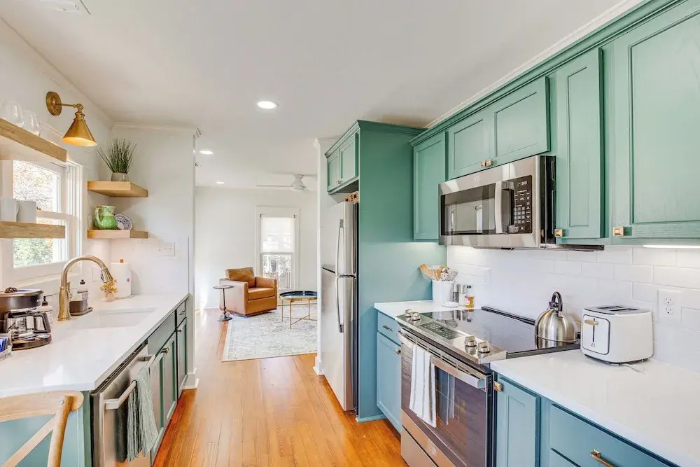 2 Mi to Tyler Rose Garden: Vibrant Apartment!