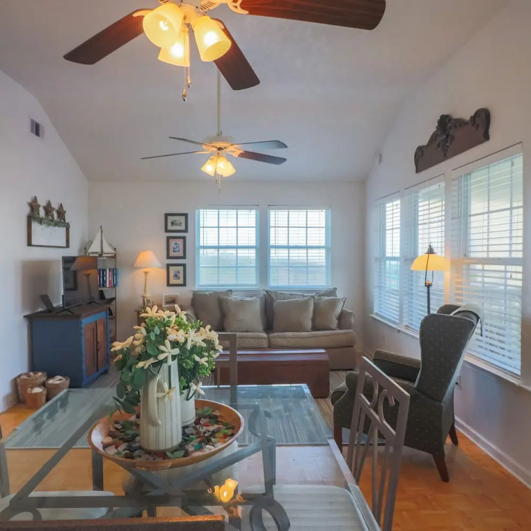 2nd Row Beach Home Ocean Views Old School Vibes - 1 min Walk to Sunny Beach