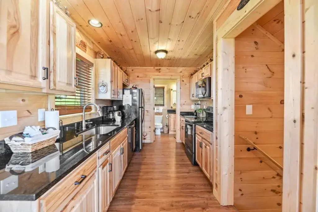 Walnut Ridge Cabin. Sleeps 7-11! Hot tub, pool table, minutes to downtown Gatlinburg!
