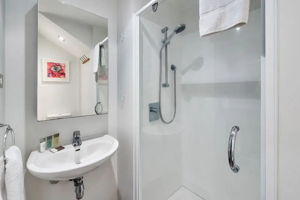 Chic 3 Bedroom City Central with Parking