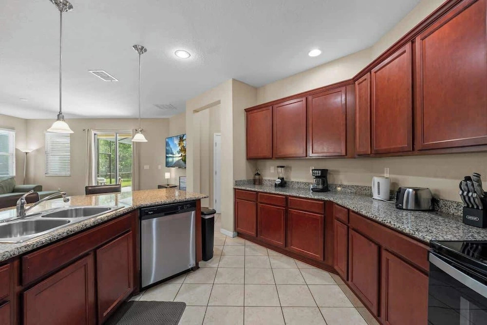 4 Bed Close to Disney Private Pool