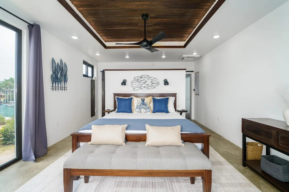 Sand Castle Vista - Spacious 4-Bed Villa in Placencia Village w Pool