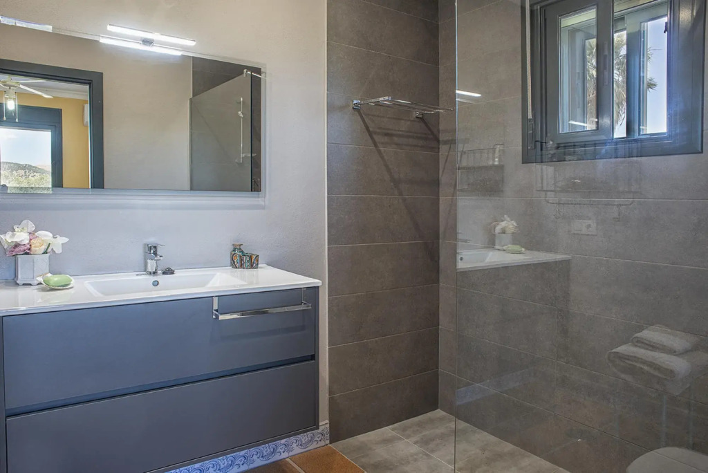 Private Villa Cortijo Sierra y Lago with private swimming pool
