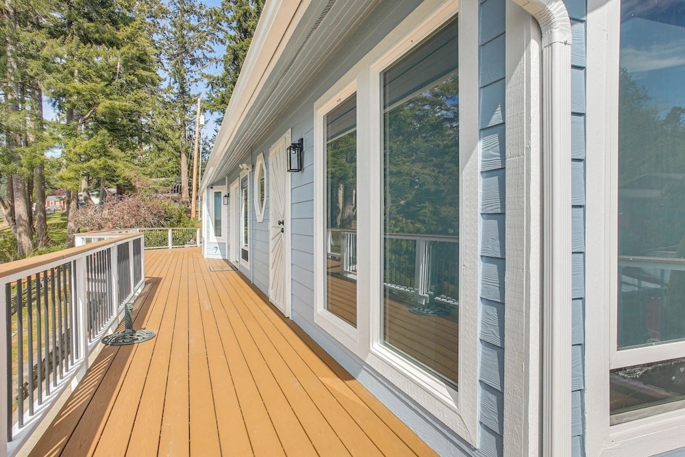 Waterfront PNW Escape w/ Deck & Beach Access!