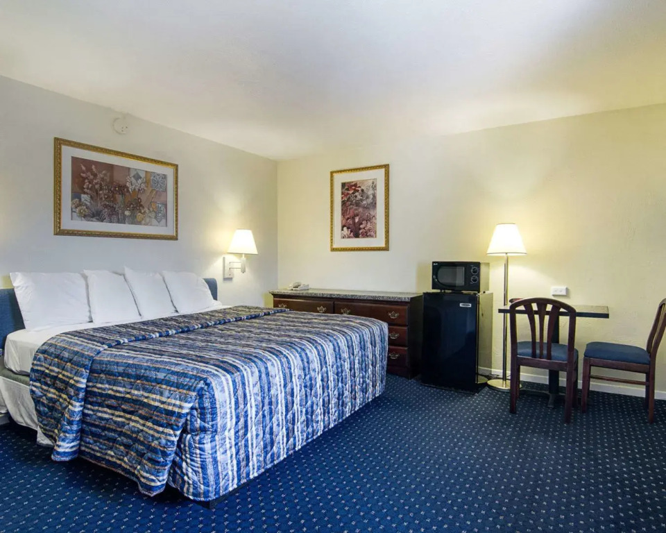 Central Phoenix Hotel