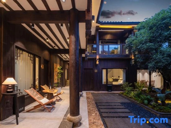 Under the Tree Chun Leisurely Courtyard