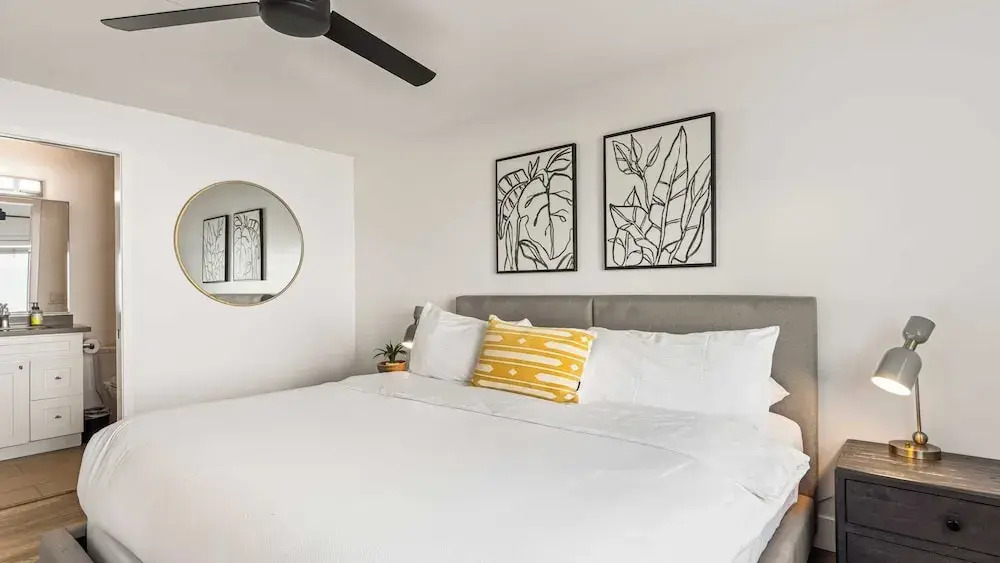 3 Condos, Steps to Beach, Rooftop Patio Trestles Trailhead Trio by Avantstay