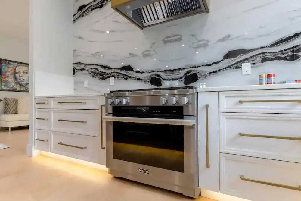 Luxury Clarendon 4-BR Homestay - McVeigh