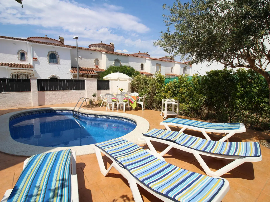 Holiday home in Empuriabrava with a private swimming pool