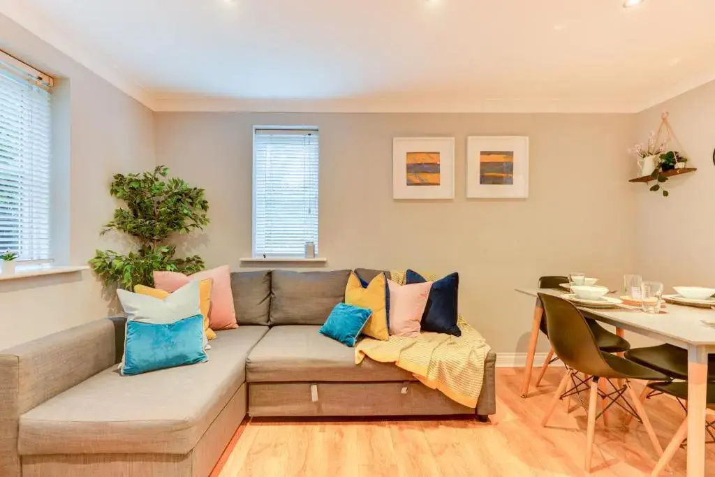 Comfortable ground floor flat sleeps up to 4 with private parking by Sussex Short Lets