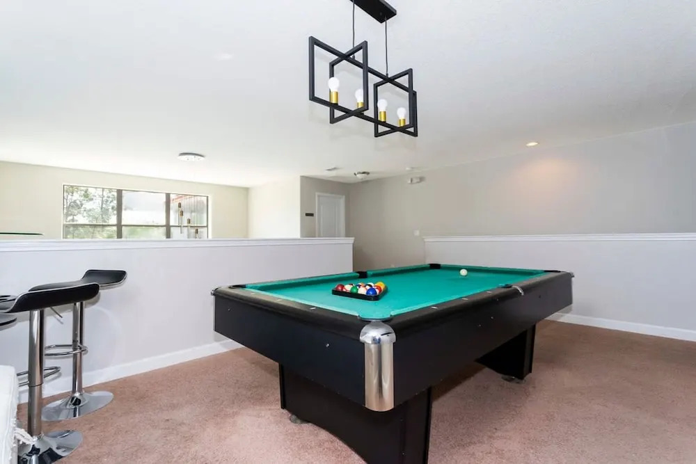 8950 Amazing 5BD Home With Pool