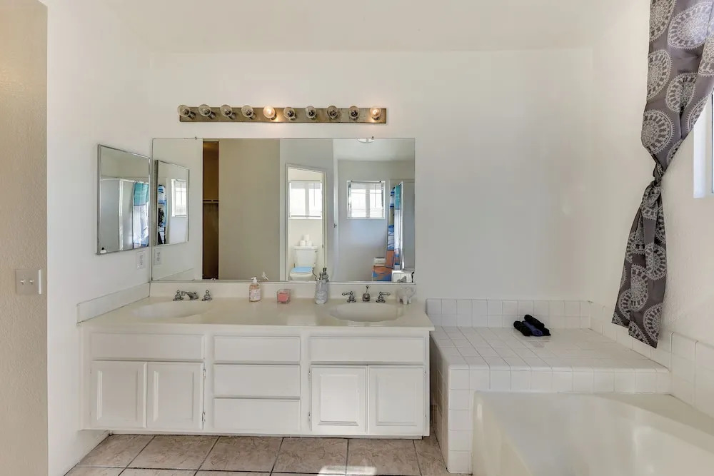 Lake Elsinore Home w/ Pool - 44 Mi to Disneyland!