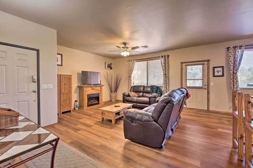 Near Lake & Trails: Show Low Condo w/ Grill!