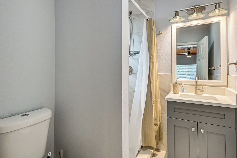 1 Mi to Midtown & Stadium! Couple's Haven in Tampa