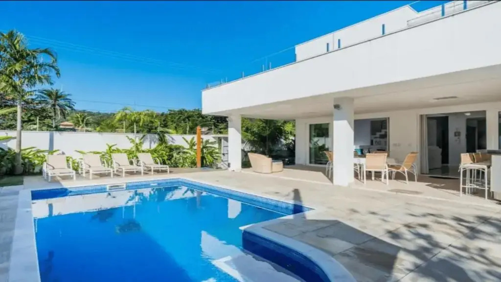 Casa de alto padrão, com 5 suítes, a 50m praia de Barequeçaba