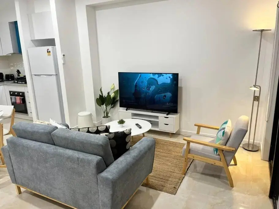 Brand New Modern 2 BR Guesthouse at Airport!