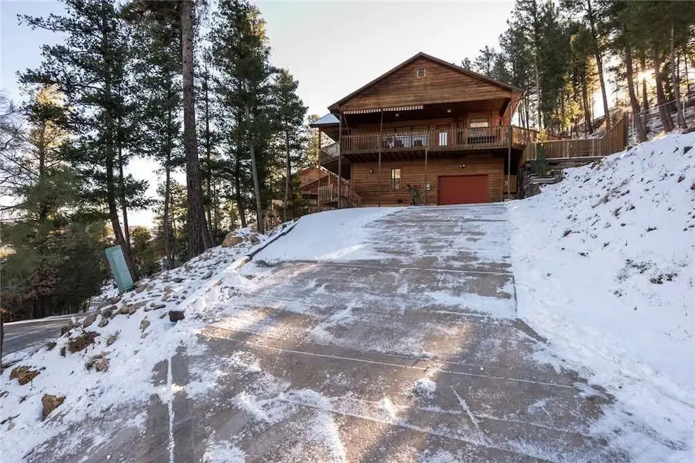 Bear Butte Lodge - Three Bedroom Cabin with Hot Tub