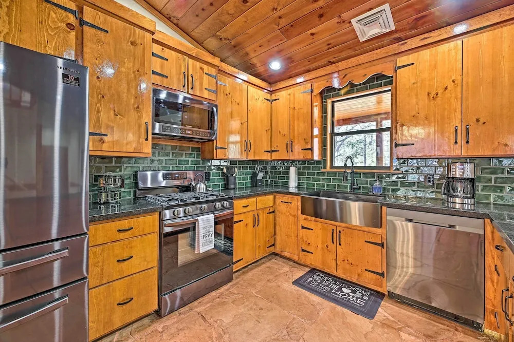 2 Decks & Game Room: Expansive Family Cabin