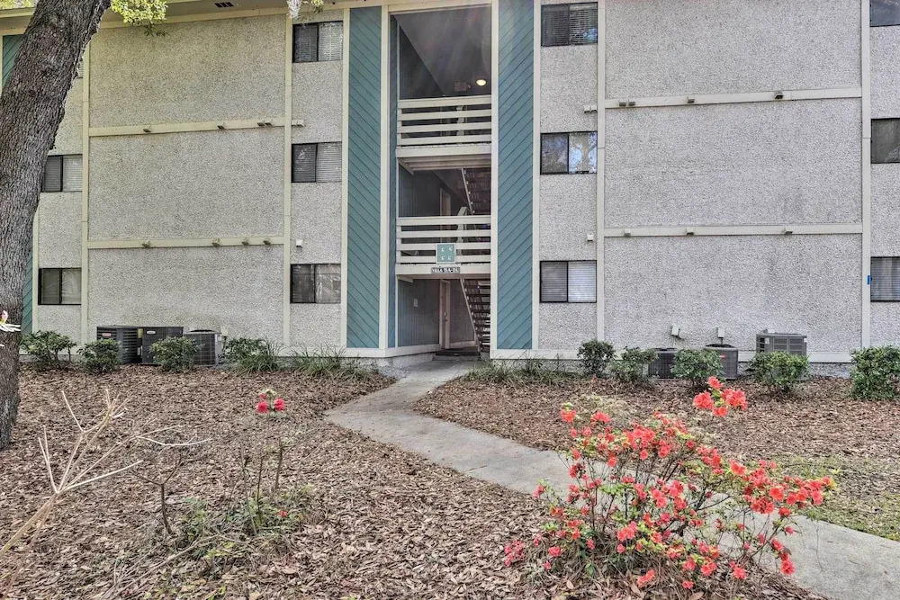 Walk to Beach: Hilton Head Condo w/ Pool Access