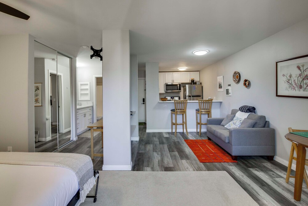 San Diego Studio w/ Pool Access, 2 Mi to Old Town!