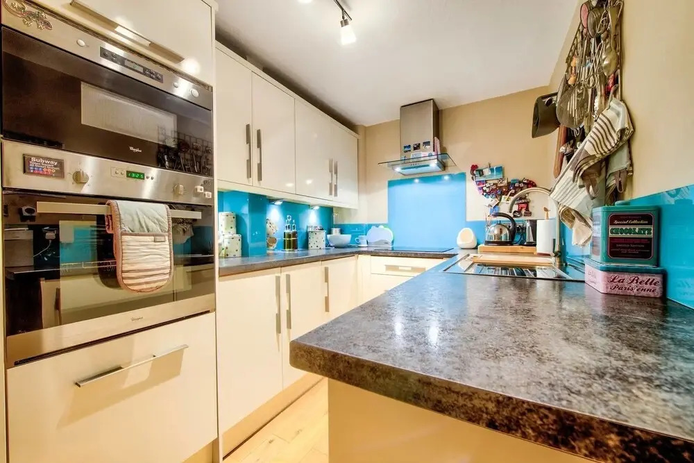 Cute Private Door 2 Bed Apartment on Easter Road